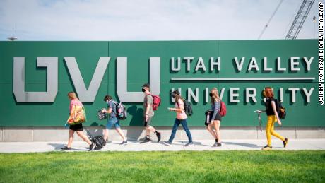 Utah Valley University students walk to campus after being dropped off by the UVX bus in Orem, Utah, Maandag, Augustus 24, 2020. 