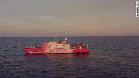 Banksy hat ein funktionierendes Flüchtlingsrettungsboot gekauft (und es hellrosa gesprüht)