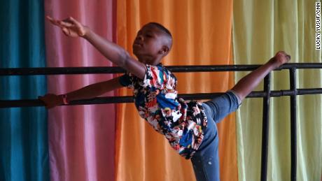 Wie der 11-jährige nigerianische Junge vom Barfußtanzen auf der Straße zum viralen Ballettstar wurde