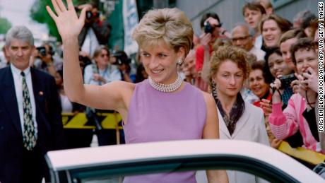 پرنسس دیانا در یک بازدید خصوصی چهار روزه در سال 1996 ، به سمت جمعیت در سیدنی موج می زند.