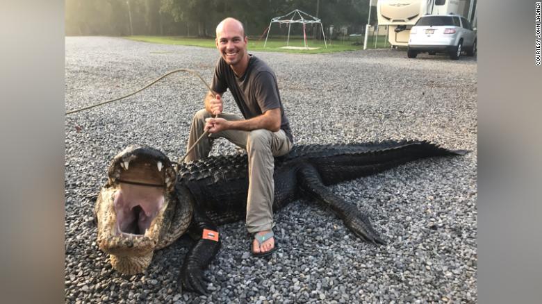 Two Mississippi boaters reel in a massive one-eyed alligator weighing over 477.6 파운드