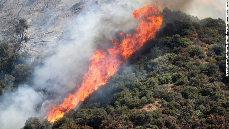 A gender reveal sparked a wildfire in California that's grown to 7,000 エーカー