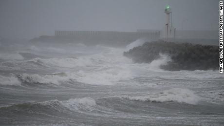 Wellen verursacht durch Taifun Haishen Absturz an der Küste der Insel Shikanoshima, Präfektur Fukuoka, am 7. September 2020.