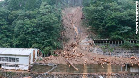 Ein Foto zeigt den Erdrutsch, an dem am 7. September 2020 vier Menschen aufgrund des Taifuns Haishen im Dorf Shiiba in der Präfektur Miyazaki im Südwesten Japans vermisst werden. 