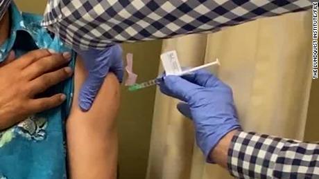 دانشگاه می گوید آزمایش واکسن آکسفورد AstraZeneca برای از سرگیری