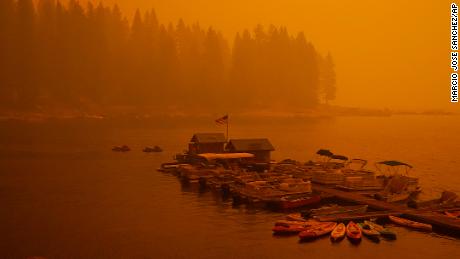 Smoke from the Creek Fire fills the air over a boating dock, Domenica, Sett. 6, 2020, in Shaver Lake, Calif.