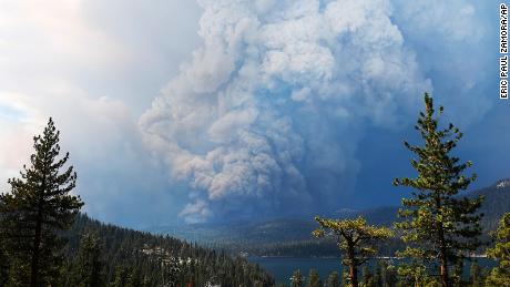 カリフォルニア&#39;s wildfires show how climate change is making forced evacuations and power shut-offs the norm