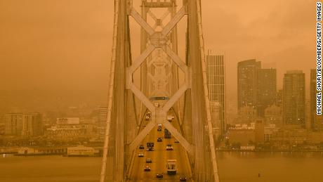 Smoke from California wildfires hangs over the San Francisco - Oakland Bay Bridge in San Francisco, カリフォルニア, 我ら。, 水曜日に, 9月. 9, 2020. 