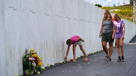 Madison, 左, リサ, センター, and Natalie Grudowski of North Versailles, 上手。, visit the Wall of Names at the Flight 93 National Memorial in Shanksville.