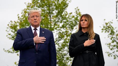 President Donald Trump and First Lady Melania Trump during the Pledge of Allegiance at the Flight 93 National Memorial in Shanksville, 良い.