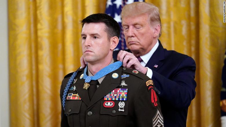 Trump awards the Medal of Honor to Army Ranger on 9/11 herdenking