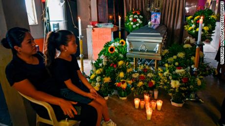 Eine Frau und ein Mädchen besuchen den ermordeten mexikanischen Journalisten Julio Valdivia in Tezonapa.
