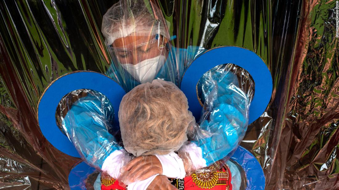 Maria Hernandez, 最佳, embraces her aunt through a transparent curtain at a nursing home in San Salvador, 救星, 在九月 11.
