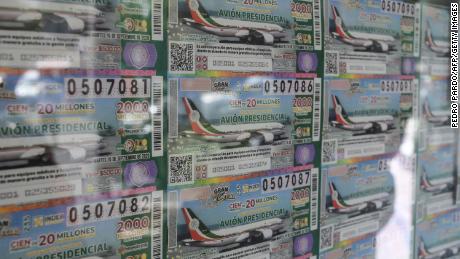 Ansicht von Lottoscheinen, die das luxuriöse Präsidentenflugzeug in Mexiko-Stadt am 10. März 2020 darstellen. 