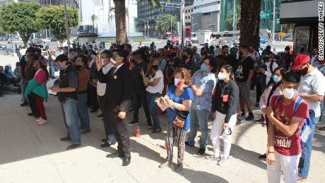 Menschen beobachten die Verlosung von einem Bildschirm im Freien am Loteria Nacional Building am 15. September 2020 in Mexiko-Stadt, Mexiko. 