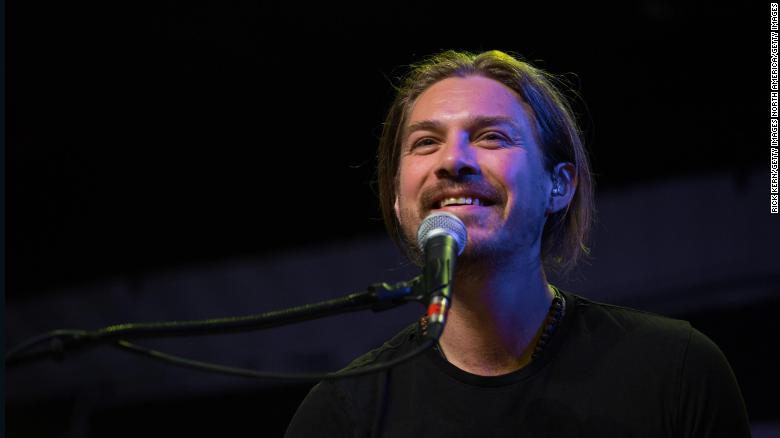 Taylor Hanson and wife announce they are expecting seventh child