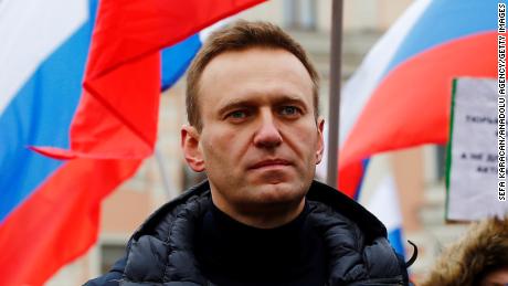 Novichok found on water bottle suggests Russia&#39;s Navalny poisoned before he went to airport, aides say