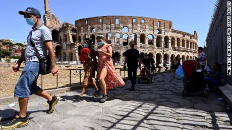 Touristen am Kolosseum in Rom am 22. August, als die italienischen Behörden sagten, etwa 50% der Neuinfektionen seien in den Sommerferien aufgetreten.