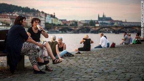Am 16. September versammeln sich Freunde am Ufer der Moldau in Prag, als die Tschechische Republik den höchsten Anstieg seit Beginn der Pandemie verzeichnete.