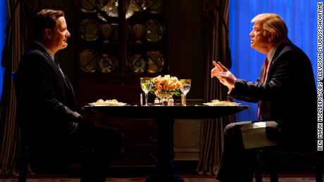 Jeff Daniels als James Comey und Brendan Gleeson als Donald Trump in "The Comey Rule".
