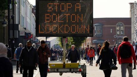 Am 17. September gehen die Menschen in Bolton, England, an einem elektronischen Schild vorbei. 