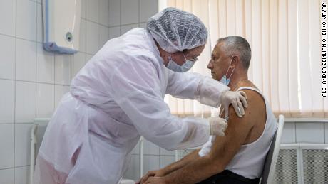 A Russian medical worker adminsters a shot of Russia&#39;s experimental Sputnik V coronavirus vaccine in Moscow, 9월에. 15, 2020.