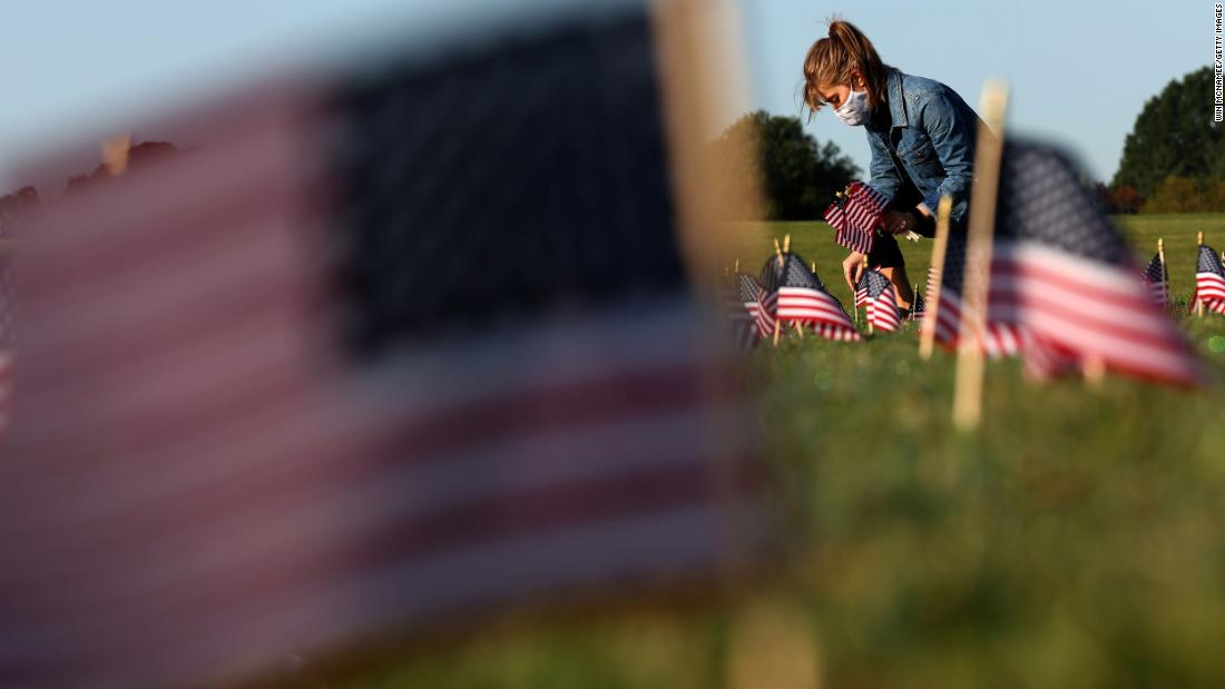 Carmen Wilke places flags September 22 as part of the Covid Memorial Project, which installed 20,000 American flags on the National Mall in Washington, 直流电. &lt;a href =&quot;https://www.cnn.com/interactive/2020/health/coronavirus-us-maps-and-cases/&quot; 目标=&quot;_空白&amp报价t;&gt;多于 200,000 people in the United States have died&ampltt;/一个&amgtgt; 来自Covid-19.