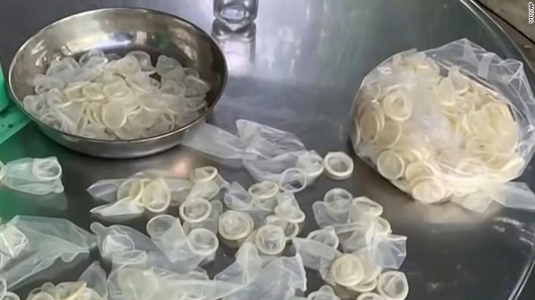 警察が押収 345,000 used condoms that were cleaned and sold as new