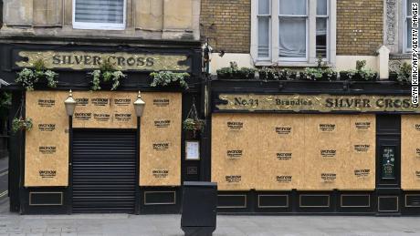 Die vernagelten Fenster des The Silver Cross Pubs in London, abgebildet im Mai.