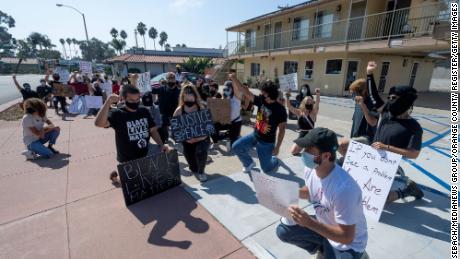 Protesters pause for a moment outside Hotel Miramar in San Clemente, カリフォルニア, 木曜日に 