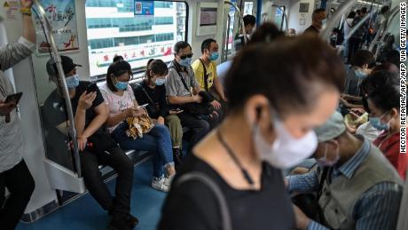 Die Fahrgäste fahren am 28. September 2020 mit der U-Bahn in Wuhan in der zentralen chinesischen Provinz Hubei. Die Stadt, in der Fälle des Coronavirus erstmals entdeckt wurden, hat sich weitgehend normalisiert. 