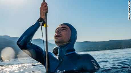 Arnaud Jerald hält die Weltrekordtiefe, die ein Freitaucher erreicht, und taucht in eine Tiefe von 367,5 Fuß ein.