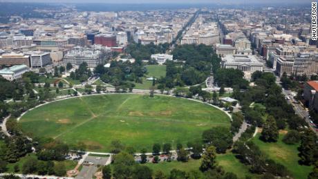 An aerial view of the White House and the Ellipse in Washington, corriente continua. 