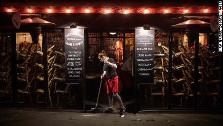 Ein Mitarbeiter einer Pariser Bar schließt vorzeitig, um die neuen Covid-19-Beschränkungen einzuhalten, die Bars und Cafés in der französischen Hauptstadt zwingen, um 22 Uhr zu schließen. am 28. September.