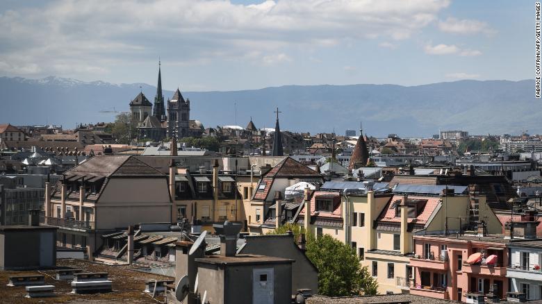 Geneva adopts what's believed to be the highest minimum wage in the world, a $  25 una hora