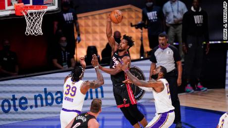 Jimmy Butler (22) von Miami Heat spielt den Ball gegen Los Angeles Lakers. Dwight Howard (39) und Los Angeles Lakers & # 39; LeBron James (23) während Spiel 3 des NBA-Finales des Basketballs.