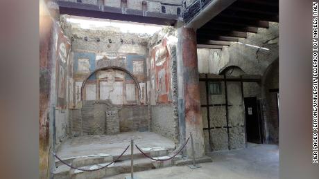 Als Teil des College of the Augustales wurde in den 1960er Jahren das Gebäude in Herculaneum gefunden, in dem die Überreste des jungen Mannes gefunden wurden.