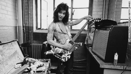 Eddie Van Halen posiert 1978 im Lewisham Odeon in London hinter der Bühne.