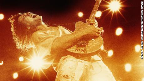 Eddie Van Halen spielt 1993 Gitarre.