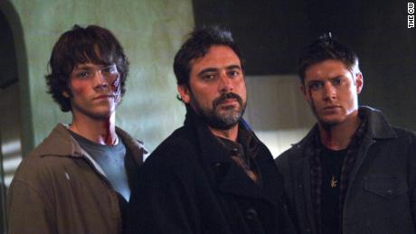 Eine Szene aus einer frühen Folge von "Übernatürlich." Abgebildet sind Jared Padalecki, Gaststar Jeffrey Dean Morgan und Jensen Ackles. 