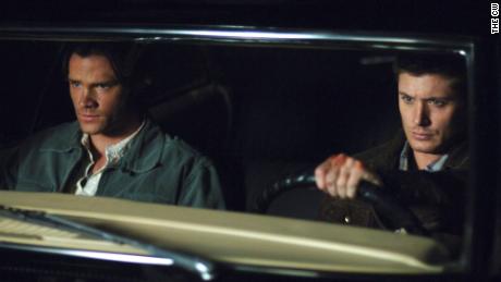 Nach vielen Abenteuern im Auto namens Baby parken die Winchester-Brüder (Jared Padalecki und Jensen Ackles) endgültig.