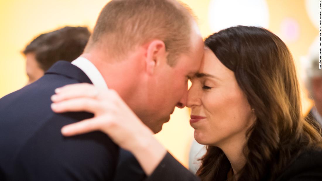 Jacinda Ardern greets Prince William with a hongi, a traditional Māori greeting, as they attend an Anzac Day service remembering fallen soldiers on April 25, 2019 오클랜드에서. Prince William was in New Zealand to commemorate the people killed in the Christchurch mosque terror attacks.