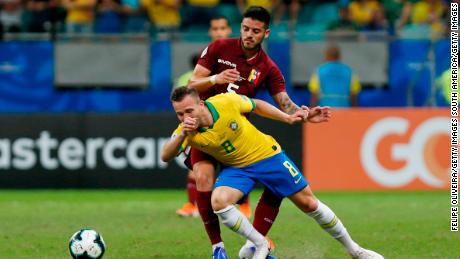 SALVADOR, BRAZIL - JUNE 18: Arthur of Brazil fights for the ball with Junior Moreno of Venezuela during the Copa America Brazil 2019 group A match between Brazil and Venezuela at Arena Fonte Nova on June 18, 2019 in Salvador, Brazil. (Photo by Felipe Oliveira/Getty Images)