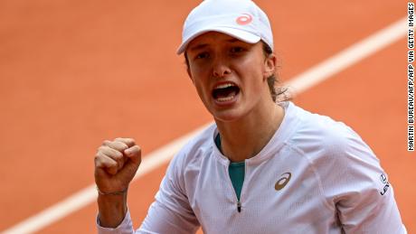 Swiatek feiert in ihrem French Open-Halbfinale gegen Nadia Podoroska.
