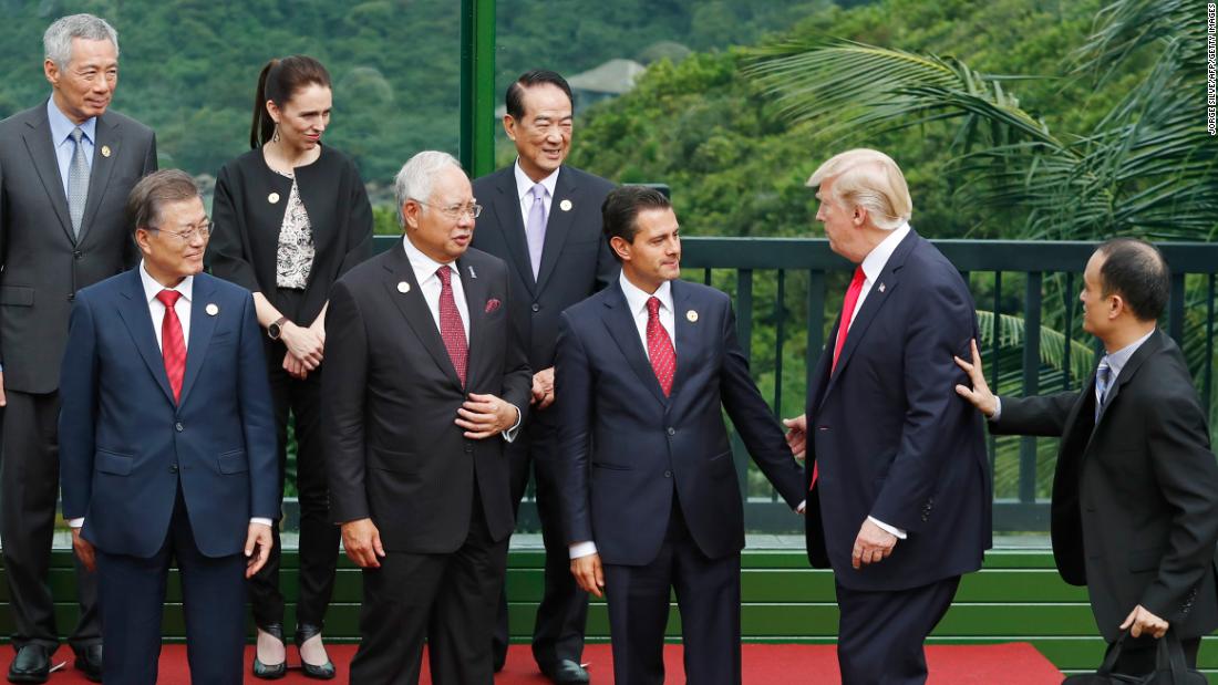 United States President Donald Trump joins South Korea&#39;s President Moon Jae-in, 말레이시아&#39;s Prime Minister Najib Razak, 멕시코&#39;s President Enrique Pena Nieto, 싱가포르&#39;s Prime Minister Lee Hsien Loong, 뉴질랜드&#39;s Prime Minister Jacinda Ardern and Taiwan&#39;s representative James Soong to take part in a &quot;family photo&인용; during the Asia-Pacific Economic Cooperation (APEC) 지도자&#39; summit in the central Vietnamese city of Danang on November 11, 2017.
