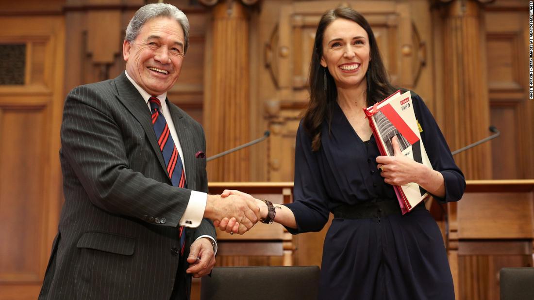 Prime Minister-designate Jacinda Ardern and New Zealand First leader Winston Peters shake hands during a coalition agreement signing at Parliament on October 24, 2017, in Wellington. For weeks after the country&#39;에스 2017 총선거, there was no clear victor, with neither major party winning an outright majority.