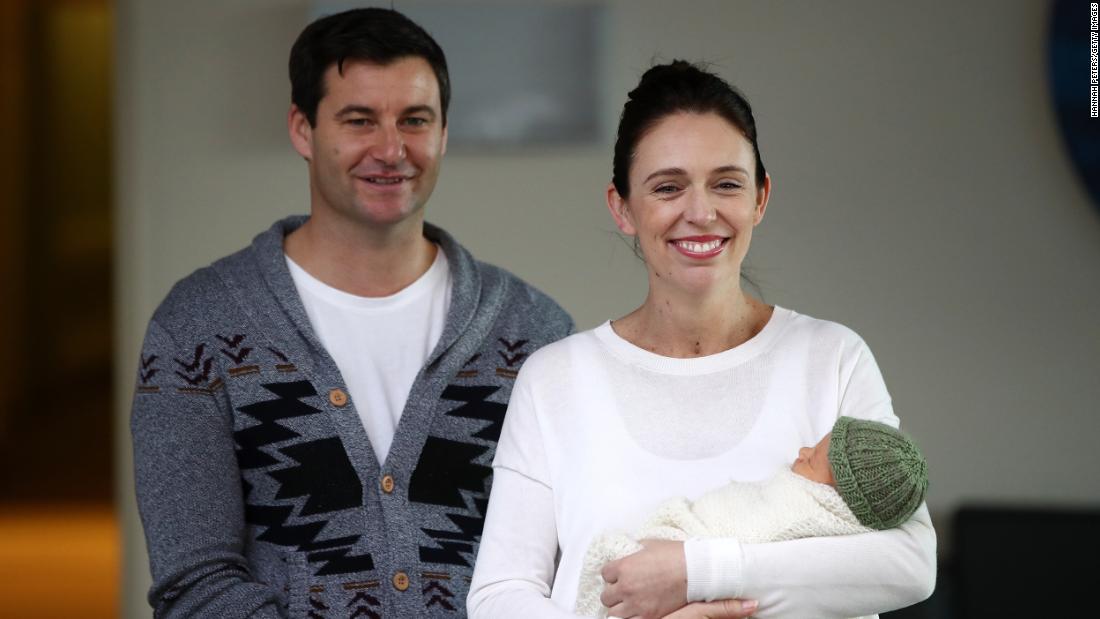 Jacinda Ardern and partner Clarke Gayford pose for a photo with their newborn baby girl Neve Te Aroha Ardern Gayford on June 24, 2018 오클랜드에서. Ardern was only the second world leader to give birth in office.