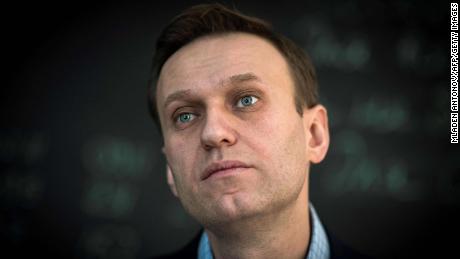 Die russischen Behörden drohen, Navalny ins Gefängnis zu bringen, wenn er nicht bis Dienstagmorgen in Moskau auftaucht