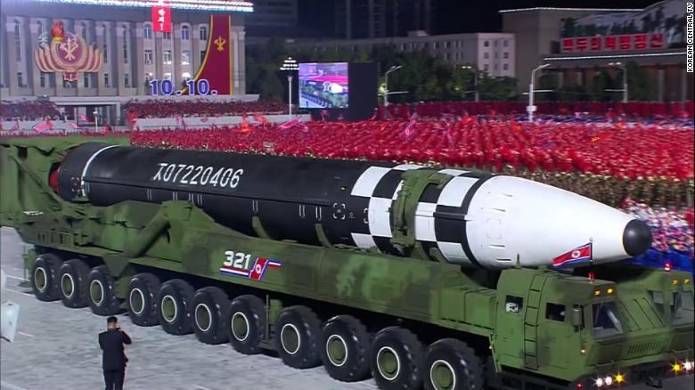 La Corea del Nord svela un nuovo e imponente missile balistico durante la parata militare