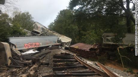 A CSX train derailed in Gwinnett County, Georgië, Sondagoggend vroeg na swaar reën van die orkes van die orkaan Delta.